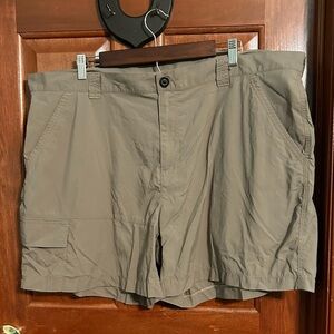 Columbia Men's Tan Cargo Shorts with‎ Omni-Shade Waist Size 44